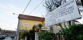 Vecinos de varias zonas de Mourente y Bora han colocado pancartas en las viviendas para llamar la atenci�n sobre su solicitud. 
