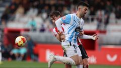 El goleador del Lugo Iker Unzueta pugna con un rival en el partido de la primera vuelta ante el Bilbao Athletic.