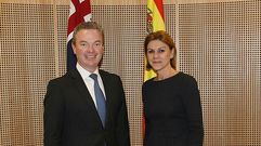 La ministra de Defensa Dolores Cospedal, con Christopher Pyne, ministro de Industria de la Defensa de Australia