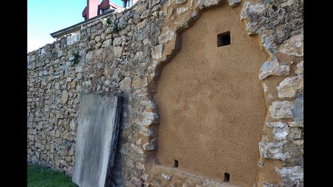 Un hueco que fue abierto en la muralla medieval de Oviedo en el recinto de la Casa Sacerdotal. El equipo de restauracin lo ha cegado para consolidar la estructura, que corra riesgo de derrumbamiento