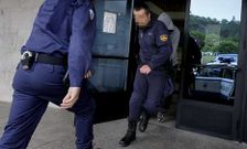 Jes�s Villaverde, pasando ayer por la ma�ana a disposici�n judicial en Ribeira.