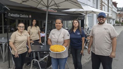 Daira y Marta con el resto del equipo de la Taper�a Gai�s, al cual le atribuyen gran parte del m�rito en su �xito. Paula, una de las camareras (junto con Keillyt) lleva con ellas desde Mondo�edo, destacan dos hosteleras conocidas por sus tortillas y cocina popular. Adem�s de poder disfrutarla en el local, tambi�n hay servicio de �take away� y �delivery� con Glovo.