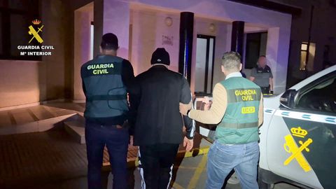 Agentes de la Guardia Civil con el cuarto y último tripulante de la narcolancha que embistió a una embarcación oficial y causando la muerte de dos agentes