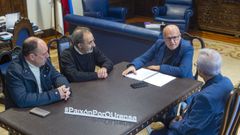 Reuni�n do presidente da Deputaci�n de Ourense con membros da directiva do Liceo