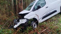 Imagen del turismo que tuvo un accidente este jueves en Bravos, Ourol, al impactar contra un corzo