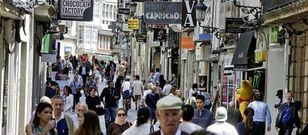 Vecinos y turistas pasean por la calle Real, una de las candidatas m�s probables a estrenar la libertad de horarios que ha impuesto el Gobierno central. 