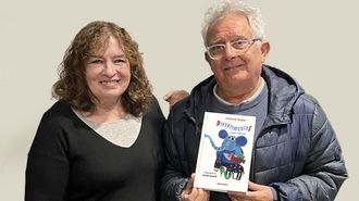 Carmen Queralt y Antonio Rubio con la obra ganadora