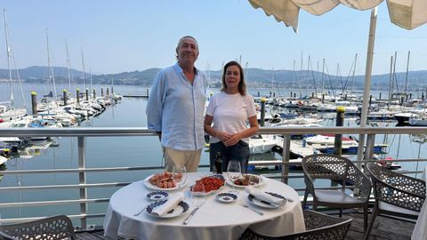 Mauro Dur�n y Mar�a Baqueiro, en su palafito-restaurante de San Adri�n de Cobres sobre la r�a de Vigo. 