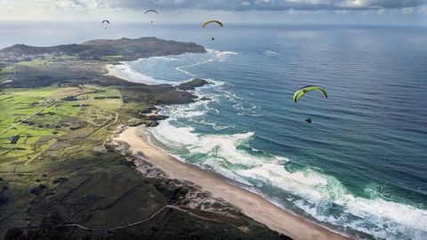 Ponzos, en primer plano, vista desde el aire