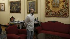 J�come, en una foto de archivo en el despacho de Alcald�a, donde cree que hay micr�fonos.