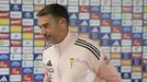 El entrenador del Real Oviedo, Luis Carri�n, en la sala de prensa de El Requex�n