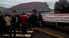 Protesta de padres de alumnos de un colegio de Brión por las deficiencias del centro