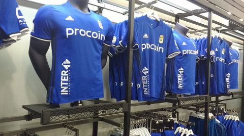 Christian Fernndez acudi a la inauguracin de la nueva Tienda Oficial del Real Oviedo