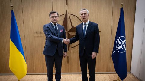 El ministro de Exteriores de Ucrania, Dmitro Kuleba, con el secretario general de la OTAN, Jens Stoltenberg, el pasado mes de abril