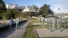 El parque biosaludable de la playa de Oza, en A Coru�a, incorpora aparatos para la pr�ctica de calistenia