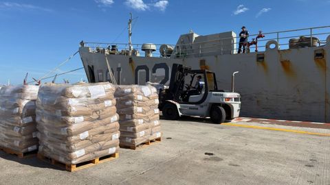 Ayuda humanitaria en el puerto de Veracruz, en M�xico, con destino a Cuba