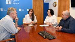 Reuni�n de la alcaldesa de Cari�o (segunda por la derecha) y dos de los concejales del grupo de gobierno con la presidenta de Portos