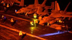 Aviones preparando el despegue en el USS George Washington que participa en la misi�n en el mar Ar�bigo