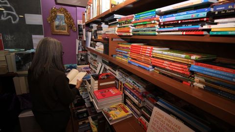 Una clienta ojea algunos de los ejemplares a la venta en la librería Ler de A Pobra