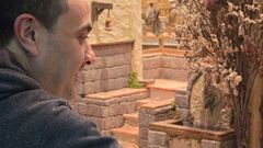 Chano realiza cada ao un minucioso trabajo artesanal construyendo su beln en la calle Dolores