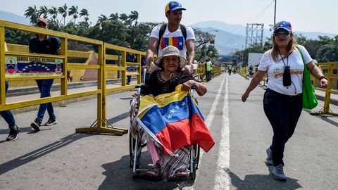 Asistentes al concierto en el puente fronterizo de Tienditas, en C�cuta (Colombia)