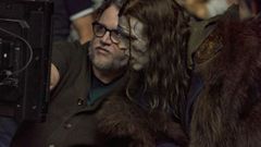 Guillermo del Toro xunto ao actor Jacob Elordi na rodaxe de Frankestein