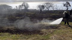 Foto de archivo de personal de brigadas sofocando un incendio en A Maria