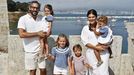 Esta familia numerosa de Madrid pasa los veranos en Nigr�n. 