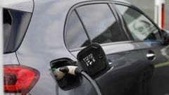 Un coche, recargando su bater&iacute;a este s&aacute;bado en una electrolinera de Lugo