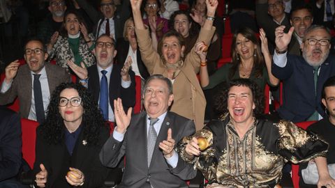 El alcalde de Oviedo, Alfredo Canteli (c) junto a la consejera de Cultura del Principado de Asturias, Vanessa Guti�rrez (i) celebran que la ciudad sea una de las finalistas para ser Ciudad europea de la cultura