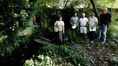 Vecinos y miembros de colectivos, este lunes en Pontevedra, en la ruta que har�n el s�bado para poner en valor el r�o Valdecorvos y los espacios y barrios que atraviesa