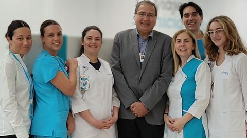 Equipo de la cl�nica EMBY en julio durante el proceso de evaluaci�n, junto al�doctor Paulo Neno, auditor de JCI