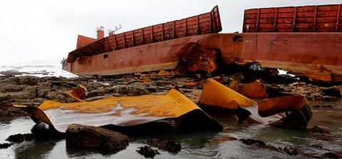 Otra batea, la tercera en un mes, se desprendi� del pol�gono mejillonero y acab� en la furna de O Osmo. A la derecha, la gabarra de Reira, ayer.