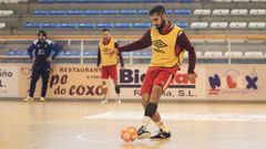 Edu Jab� da un pase en una sesi�n de entrenamiento del Noia Portus Apostoli.