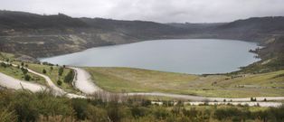Vista panor�mica del lago de Cerceda, que ocupa la antigua aldea de As Encrobas, de la que se extrajo el lignito de la mina de Meirama. 