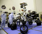 Al contrario que otros exploradores, �Curiosity� carece de paneles solares. En su lugar utiliza el calor que desprende la desintegraci�n radiactiva del plutonio para calentar los instrumentos y producir electricidad durante todo el tiempo que dure la misi�n