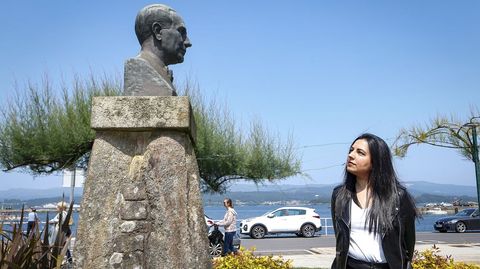 <span lang= gl >Natalia Otero mirando cara o busto de Castelao, galeguista que lle serve de referente</span>
