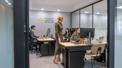 Eva Pando, directora de la Fundaci�n Caja Rural de Asturias, junto a su equipo de trabajo