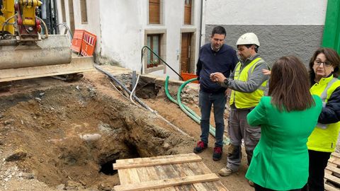 La alcaldesa, Mara Barral (de espaldas), se desplaz a la zona, con el concejal de Obras Pblicas, Diego Fernndez.