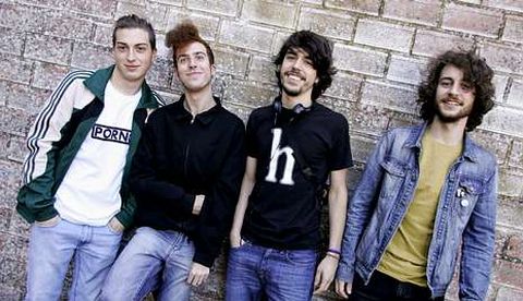 De esquerda a dereita, Chicho, Yulian Charli e Fiz, integrantes do grupo Vicky Polard.
