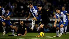 Messi conduce el baln rodeado de rivales durante el ltimo partido de Liga del Bara, disputado en Cornell. <span lang= es-es >afp</span>