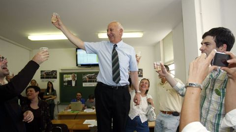 Casares celebrando co seu equipo a s�a elecci�n como reitor da USC no ano 2010