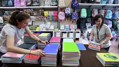 Una librera de Lugo, repleta de material escolar