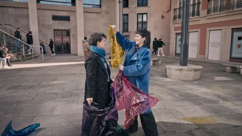 Andrea Quintana e Nuria Vil, na praza do Papagaio, na Coruña, nun fotograma da serie documental.