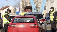 Uno de los controles conjuntos organizados por la Polic�a Nacional y la Local en Santiago para garantizar el cumplimiento del cierre perimetral