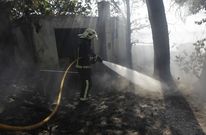 El fuego logr� detenerse junto a la casa, pero calcin� la finca anexa y afect� a un alpendre. 