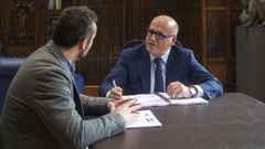 Jos� Manuel Baltar, con Fernando Su�rez, director del �rea de Transparencia en la Diputaci�n de Ourense.