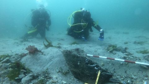La pieza hallada est� profundamente incrustada en el sedimento. Es de madera de roble y tiene forma de L. Fue descubierta este verano durante la prospecci�n arqueol�gica para valorar el estado del gale�n San Giacomo.