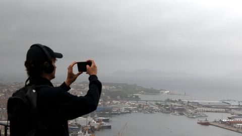 El polvo sahariano cre&oacute; ayer en Vigo una calima que difuminaba el horizonte.