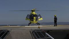 Un helicptero de emergencias, aterrizando en el helipuerto del Chuac.